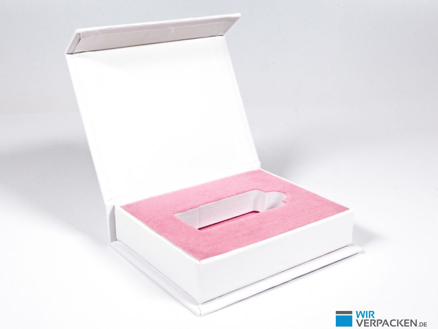 Schlichte weiße Verpackung mit Logo und rosa beflocktem Inlay