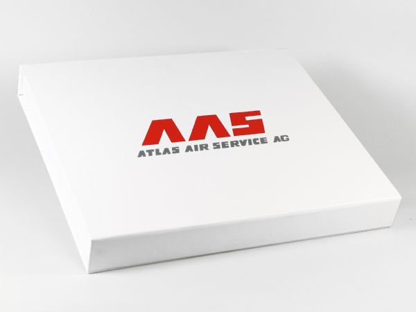 Eine Geschenkbox für die Atlas Air Service AG mit dem Logo bedruckt und einem UV Spotlack veredelt. In Wunschgröße und mit einem Inlay für Firmengeschenke.