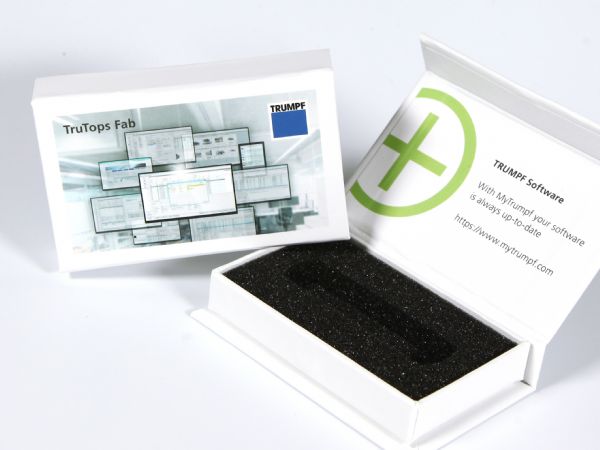 Kleine Klappschachtel mit Magnetverschluss und Schaumstoffinlay. Klassische Donglebox