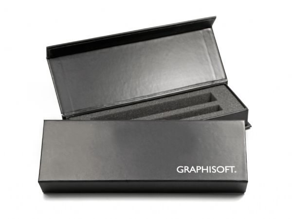 Schmale Klappbox mit schlichtem Logo in Weiß, inklusive individuellem Inlay aus weichem Schaumstoff