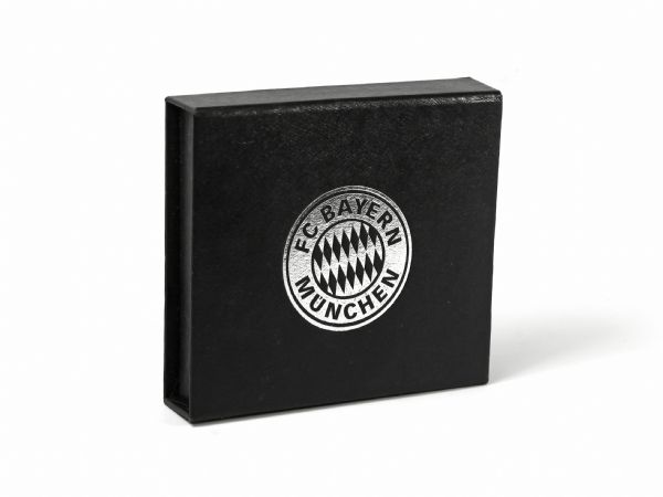 Wertige Klappschachtel als Geschenkbox mit silber geprägtem Logo für FC Bayern