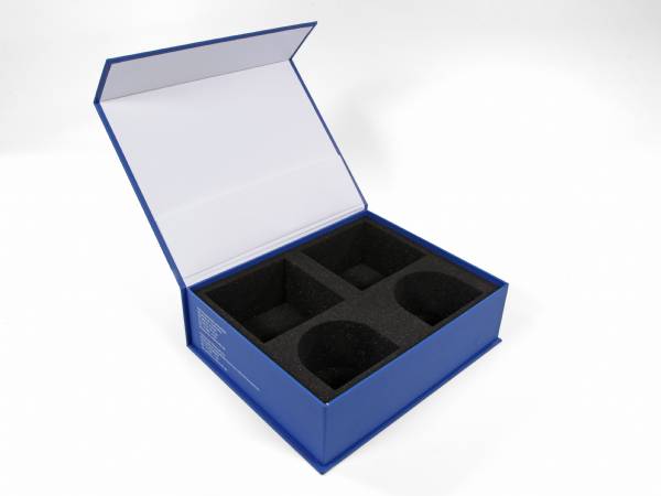 Großzügige bedruckte Box für Zahnmodelle. Für das Dentallabor perfctsmile in blau mit schwarzem Schaumstoffinlay.