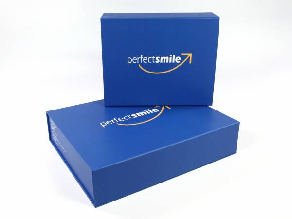 Großzügige bedruckte Box für Zahnmodelle. Für das Dentallabor perfctsmile in blau mit schwarzem Schaumstoffinlay.