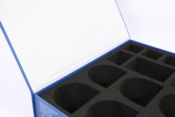 Großzügige bedruckte Box für Zahnmodelle. Für das Dentallabor perfctsmile in blau mit schwarzem Schaumstoffinlay.