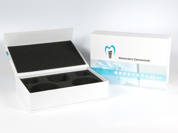 Große Dentalbox in der Größe 210 x 90 x 45 mm, für zwei Zahnmodelle und Zubehör. Mit dem Logo der Firma Masterdent Zahntechnik und Inlay aus Schaumstoff. 