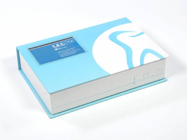 Bereits ab 20 Stück können Sie die Dentalbox 2 Maxi bei uns erwerben, mit Schaumstoffinlay, Visitenkartenhalter, in einem ansprechenden Dental-Design.