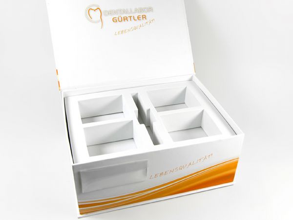 Die Maxi Dentalbox für 4 Zahnmodelle - Die Verpackung in der Größe 250 x 190 x 100 mm wurde für das Dentallabor Gürtler nach Kundenwunsch angefertigt.