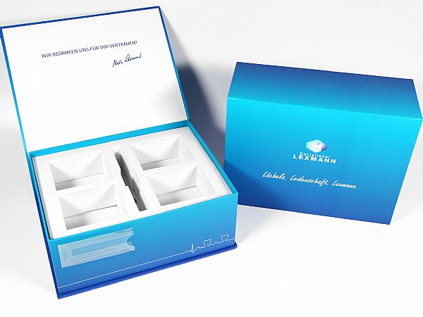 Großzügige bedruckte Box für 4 Zahnmodelle mit den Maßen 250 x 190 x 100 mm. Für das Dentallabor Lexmann in Blau mit weißem Inlay aus festem Schaumstoff.