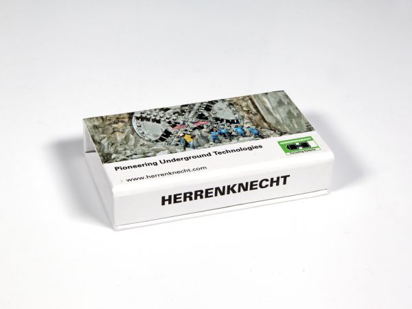 Dongle-Verpackung für Herrenknecht in kleinem Format für USB-Dongle. Hier in Weiß mit Fotodruck auf der Deckeloberseite und Schriftzug auf der Laschenfront.