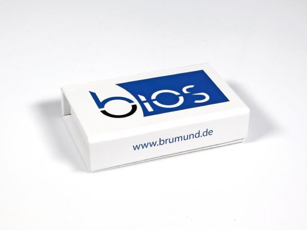 Verpackung in Standardgröße für Dongles bzw. USB-Sticks, in schlichtem mattem Weiß mit einem großflächigen Logo auf der Oberseite und Webadresse auf der Front.