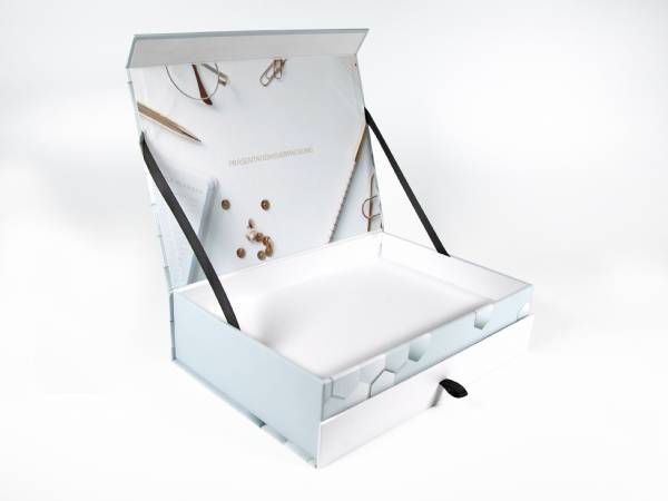 Drawer Box: Schatulle mit Schublade. Machen Sie Ihre Präsentation zu etwas Besonderem. Vollflächig bedruckbar, Magnete im Deckel zum sicheren Verschließen.