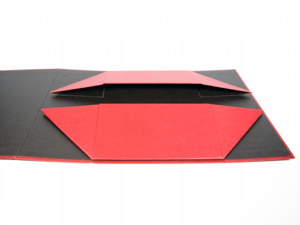 Rote Faltverpackung im XXL Format. Mit Hilfe von versteckten Magneten kann diese Box einfach aufgebaut werden. Rundum im Wunschdesign bedruckbar, in Wunschgröße