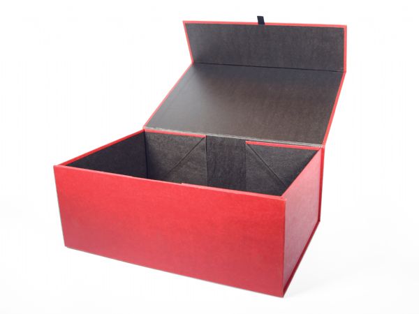 Faltbox - flat box - flach auslieferbare, auffaltbare Verpackung mit Magneten zum Aufrichten und Verschließen der Box. Hier großformatig mit rotem Kraftpapier