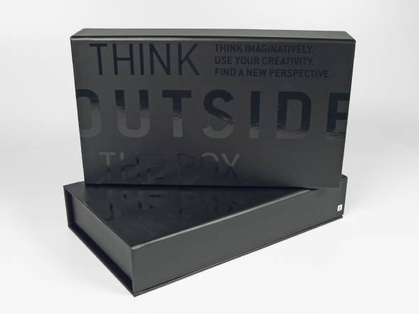 Klassische Klappschachtel mit Magnetverschluss in schwarz matt mit Glanzrägung, für die Präsentation von Mustern eines neuen Produkts in hochwertiger Weise.