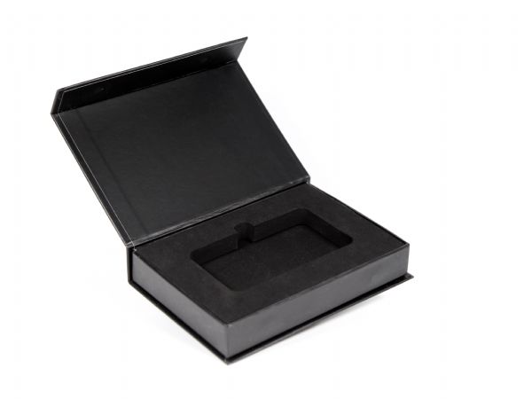 Die schwarze Magnet-Klappschachtel wurde mit einem Inlay aus festem Schaumstoff in Schwarz ausgestattet. Diese bietet einen stabilen Platz für ein Produkt. 