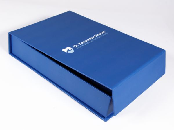 Blaue klassische Klappbox mit Magnetverschluss und Logo als Aufdruck