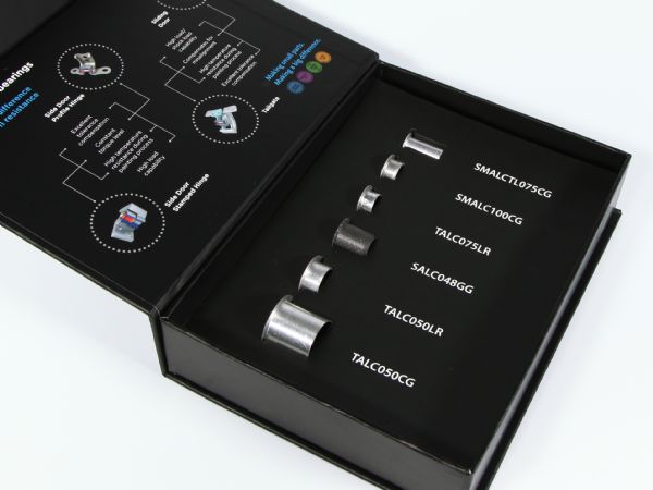 Klappbox in Buchform mit Inhalt und bedrucktem Inlay