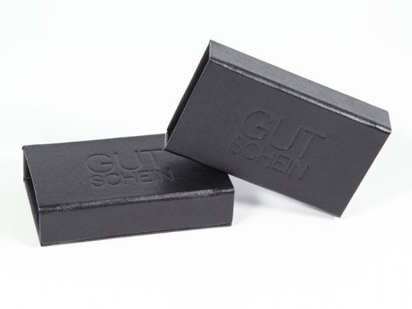 Gutschein Klappbox klassisch schwarze Verpackung mit Logo als Blindprägung