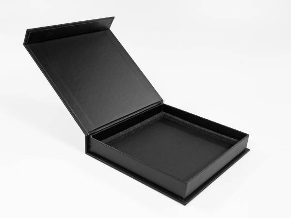 Klassische Klappschachtel mit Magnetverschluss in schwarz matt mit Digitaldruck, für die Präsentation von Mustern eines Produkts in hochwertiger Weise.