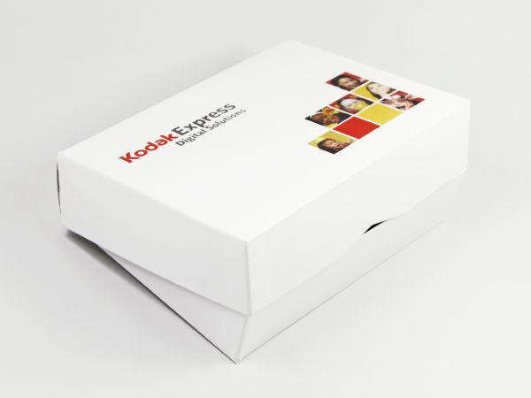 Verpackung mit Stülpdeckel in schlichtem Weiß. Eine einfache Schachtel aus Karton mit aufgedrucktem Logo und einem Bilderdruck für den Kunden Kodak.. 
