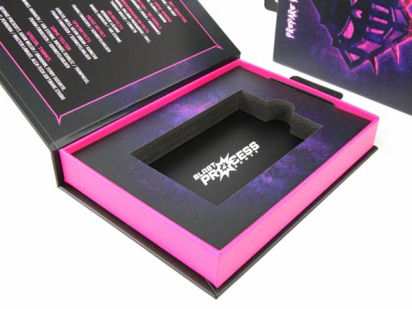 Klappbox in Buchform mit bedrucktem Schaumstoffinlay für ein Computerspiel