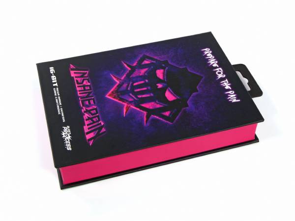 Klappbox in Buchform mit bedrucktem Schaumstoffinlay für ein Computerspiel