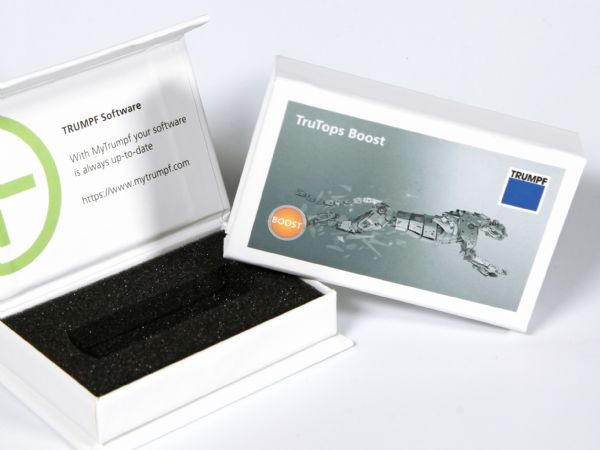 Kleine Klappbox mit Magnetverschluß und Inlay als Dongle-Verpackung