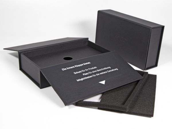 Flap Box Magnetschachtel - Schutz für Ihr Produkt dank zwei Klappen - Hoch- und Tiefenprägung - Schaumstoff und Papierinlay - bedruckbar mit Ihrem Logo
