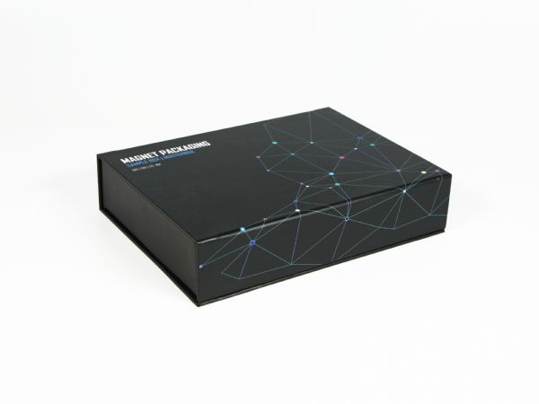 Premium Magnetklappbox im Standardmaß 180 x 130 x 35 mm. Hier in Schwarz - Vollflächig im Wunschdesign bedruckbar. Auch gerne in Wunschfarbe nach Pantone.