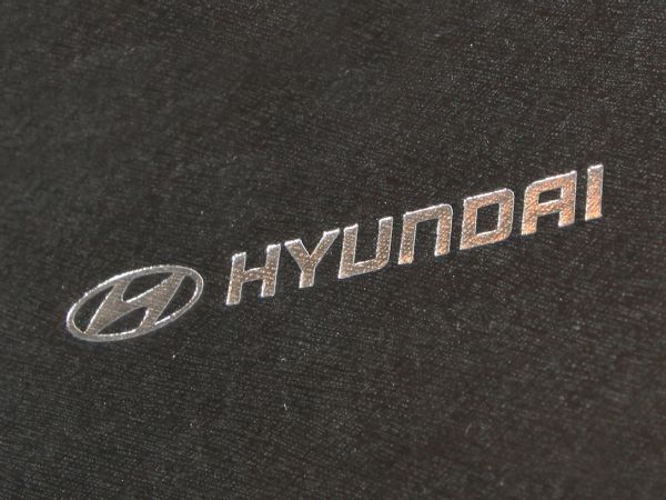 hyundai verpackung mit strukturpapier und silberner prägung