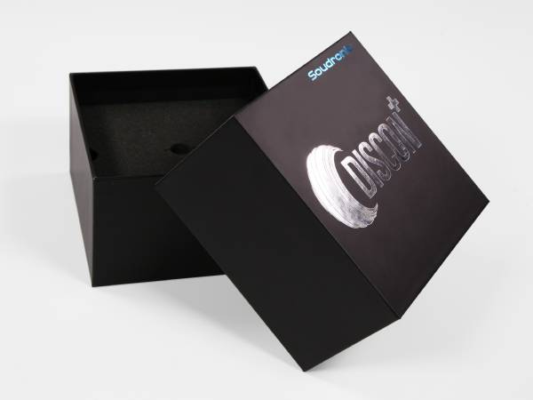 Diese Vepackung mit Stülpdeckel wurde für Firmengeschenke angefertigt. Die Box in schwarz wurde mit einer silbernen und blauen Heißfolienprägung bedruckt.