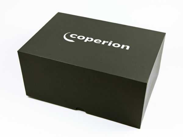 Große schwarze Stülpdeckelverpackung schlicht mit weißem Logoaufdruck für coperion