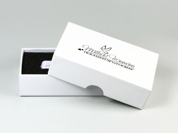 Die kleine Geschenkbox mit Stülpdeckel wurde für einen USB-Stick mit Hochzeitsfotografien gestaltet. Passend daher das schlichte Verpackungsdesign in Weiß.