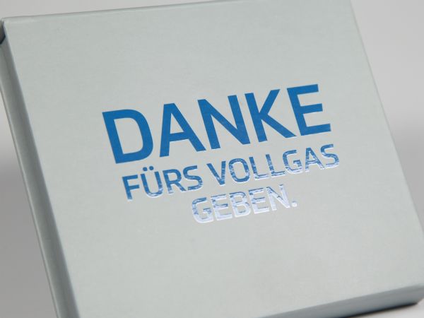 logo mit partiellem UV Lack veredelt