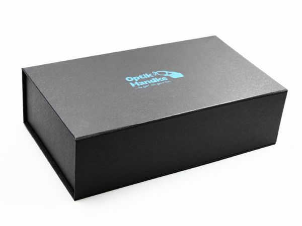 Große schwarze Klappbox mit blauer Heißfolienprägung, hochwertig für einen Optiker gefertigt