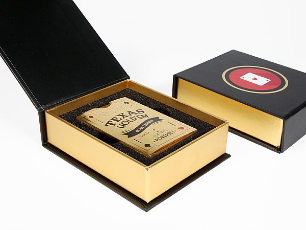 Bedruckbare Magnetklappbox mit Schaumstoffinlay Digitaldruck Goldfolie mit Inhalt Pokerset - Klappschachtel mit Magnetverschluss - Goldpraegung - Spielkarten