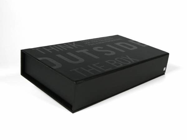 Klassische Klappschachtel mit Magnetverschluss in schwarz matt mit Glanzrägung, für die Präsentation von Mustern eines neuen Produkts in hochwertiger Weise.
