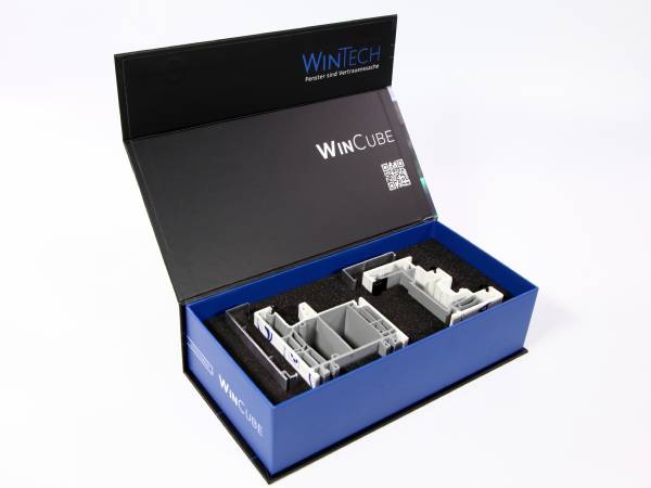 Vollflächig innen und außen bedruckte Klappverpackung mit Magnetverschluss und Inlay. Inklusive Schaumstoffeinleger für ein Produktmuster-Set Fensterprofile.