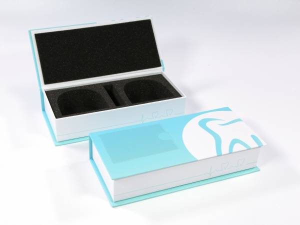 Bereits ab 20 Stück können Sie die Dentalbox 2 bei uns erwerben, mit Inlay aus Schaumstoff, Visitenkartenhalter, in einem ansprechenden Dental-Design.
